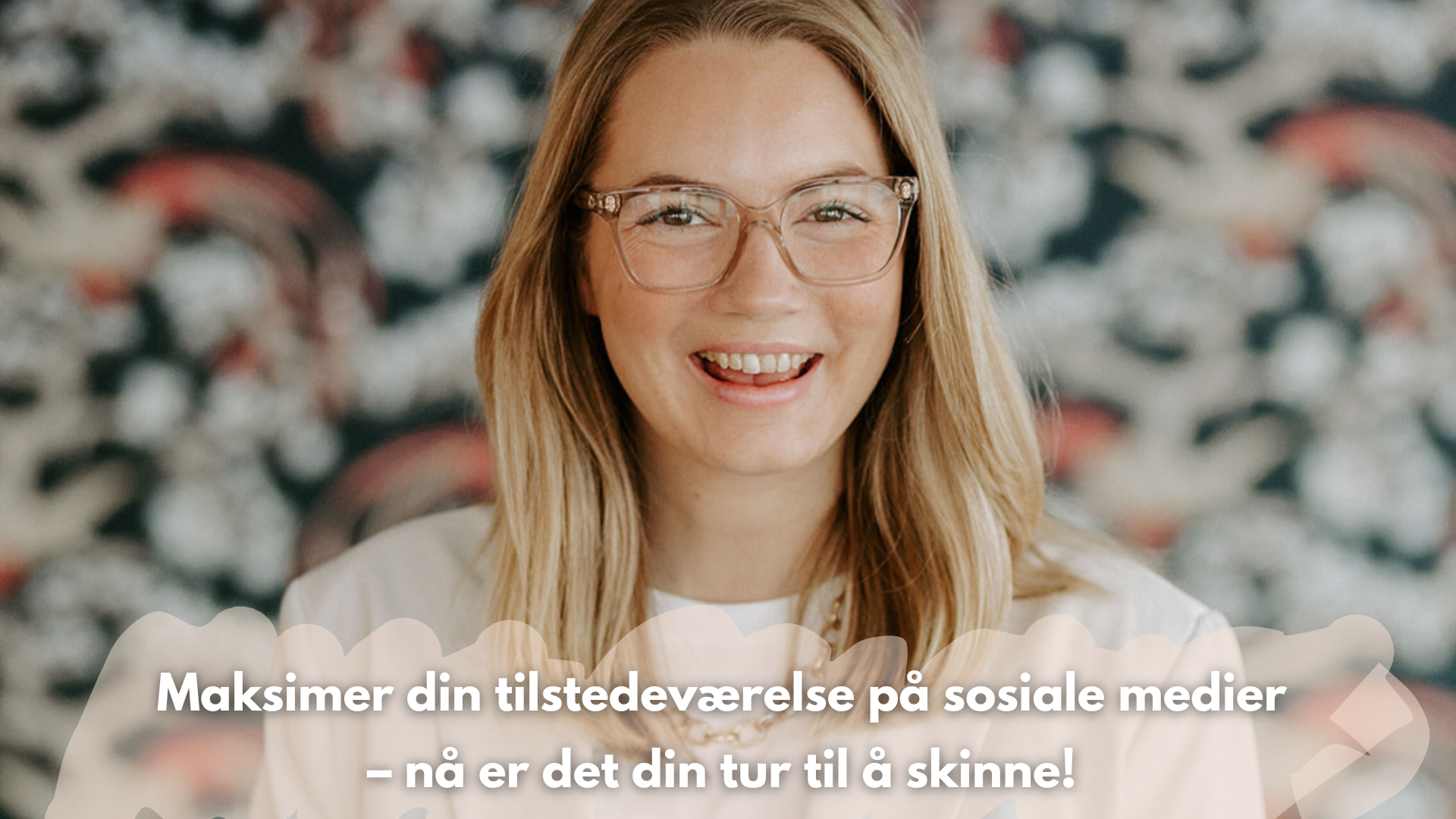 Smilende dame med påskriften "Maksimer din tilstedeværelse på sosiale medier - nå er det din tur til å skinne!"